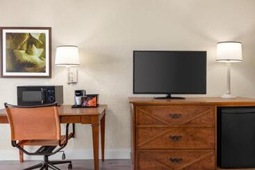 هتل Baymont By Wyndham Daytona Beach   Intl Speedway