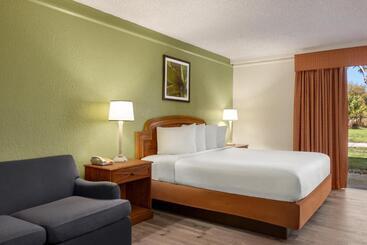 هتل Baymont By Wyndham Daytona Beach   Intl Speedway