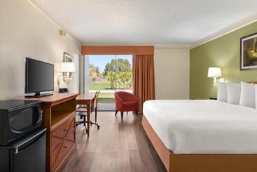 هتل Baymont By Wyndham Daytona Beach   Intl Speedway
