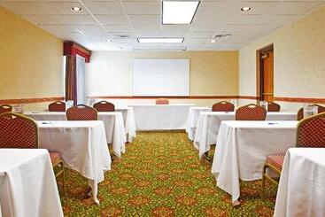 هتل Candlewood Suites Grand Rapids Airport, An Ihg