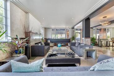 هتل La Flora By Luxurban, Trademark Collection By Wyndham