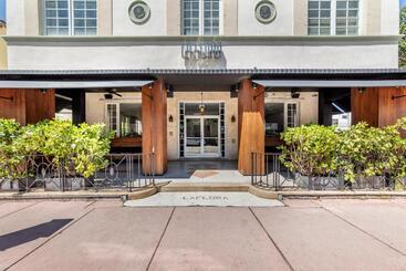 هتل La Flora By Luxurban, Trademark Collection By Wyndham