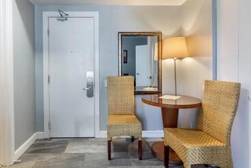 هتل La Flora By Luxurban, Trademark Collection By Wyndham