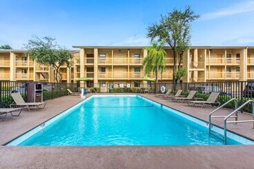 Отель La Quinta Inn By Wyndham Miami Airport North