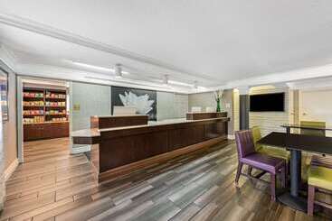 Отель La Quinta Inn By Wyndham Miami Airport North