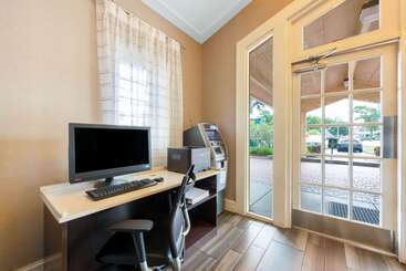 Отель La Quinta Inn By Wyndham Miami Airport North