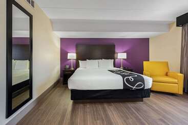 Отель La Quinta Inn By Wyndham Miami Airport North
