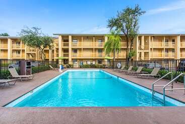 Отель La Quinta Inn By Wyndham Miami Airport North