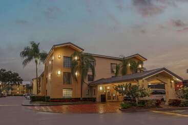 Отель La Quinta Inn By Wyndham Miami Airport North