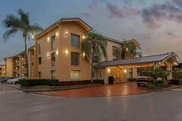 Отель La Quinta Inn By Wyndham Miami Airport North