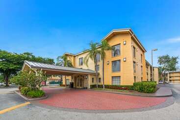 Отель La Quinta Inn By Wyndham Miami Airport North