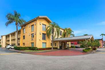 Отель La Quinta Inn By Wyndham Miami Airport North