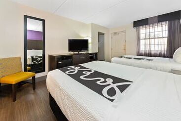 Отель La Quinta Inn By Wyndham Miami Airport North