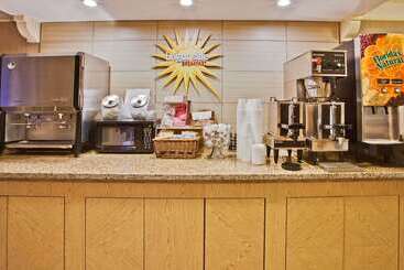 هتل La Quinta Inn By Wyndham Orlando Airport West