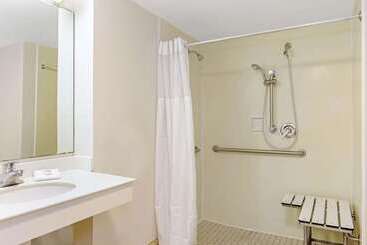 هتل La Quinta Inn By Wyndham Orlando Airport West