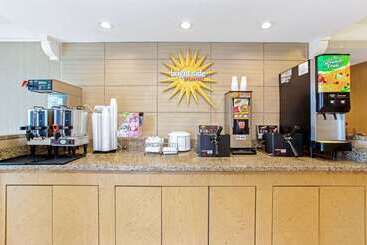 هتل La Quinta Inn By Wyndham Orlando Airport West