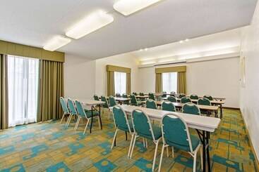 هتل La Quinta Inn By Wyndham Orlando Airport West