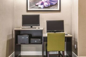 هتل La Quinta By Wyndham Alexandria Airport