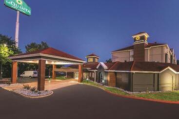 هتل La Quinta By Wyndham Alexandria Airport
