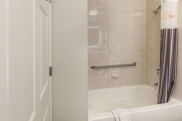 هتل La Quinta By Wyndham Arlington North 6 Flags Dr