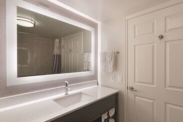 هتل La Quinta By Wyndham Arlington North 6 Flags Dr