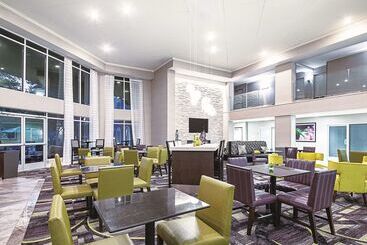 هتل La Quinta By Wyndham Austin Airport