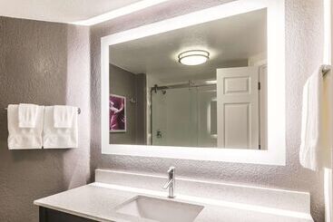هتل La Quinta By Wyndham Austin Airport