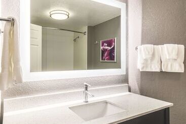 هتل La Quinta By Wyndham Austin Airport