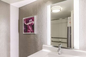 هتل La Quinta By Wyndham Austin Airport