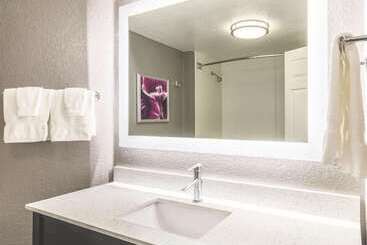 هتل La Quinta By Wyndham Austin Airport