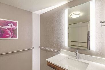 هتل La Quinta By Wyndham Austin Airport