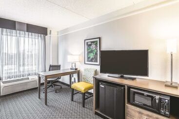 هتل La Quinta By Wyndham Austin Airport