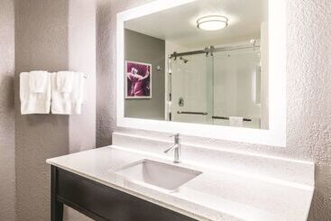 هتل La Quinta By Wyndham Austin Airport