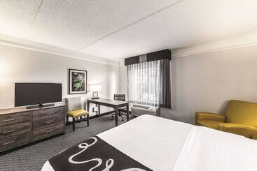هتل La Quinta By Wyndham Austin Airport