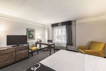 هتل La Quinta By Wyndham Austin Airport