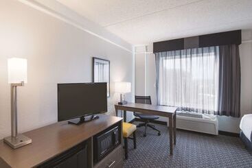 هتل La Quinta By Wyndham Austin Airport
