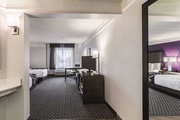 هتل La Quinta By Wyndham Austin Airport