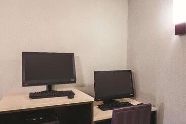 هتل La Quinta By Wyndham Austin Airport