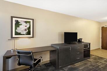 هتل La Quinta By Wyndham Columbus Ms