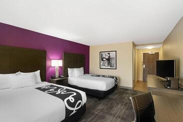 هتل La Quinta By Wyndham Columbus Ms