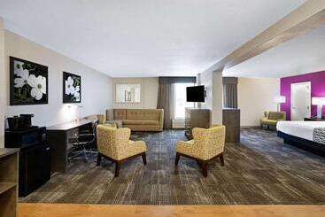 هتل La Quinta By Wyndham Columbus Ms
