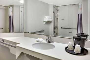 هتل La Quinta By Wyndham Dallas   Addison Galleria