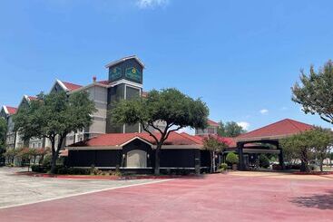 هتل La Quinta By Wyndham Dallas Arlington South