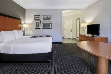 هتل La Quinta By Wyndham Dallas Arlington South