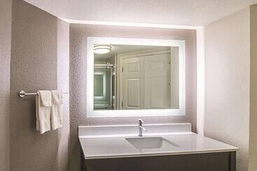 هتل La Quinta By Wyndham Fort Worth North