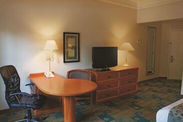 هتل La Quinta Inn & Suites By Wyndham Houston Bush Iah South