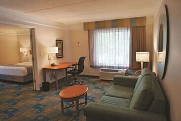 هتل La Quinta Inn & Suites By Wyndham Houston Bush Iah South