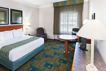 هتل La Quinta Inn & Suites By Wyndham Houston Bush Iah South
