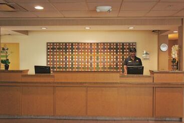 هتل La Quinta Inn & Suites By Wyndham Houston Bush Iah South