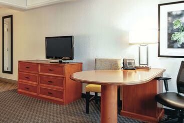 هتل La Quinta Inn & Suites By Wyndham Ontario Airport